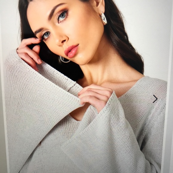 V-Neck lightweight cozy knit top - Picture 4 of 4